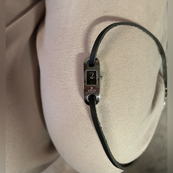 GUCCI 6100L Wrap Around Watch - Picture 3 of 8